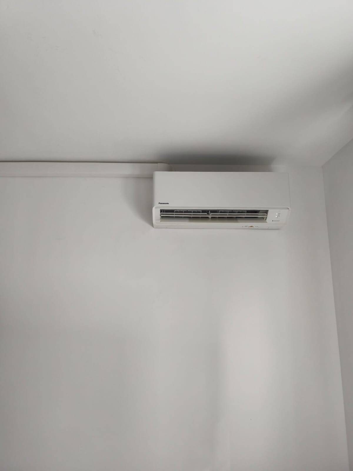 Climatiseur mural installé dans une pièce