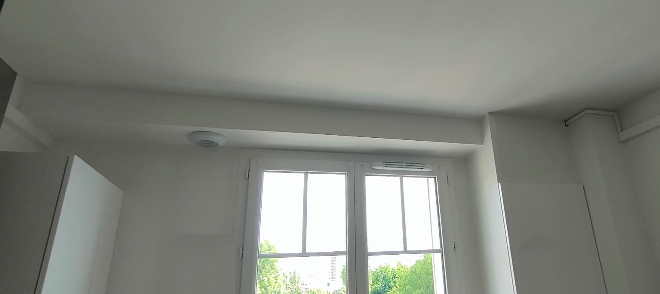 Système de ventilation installé dans une pièce
