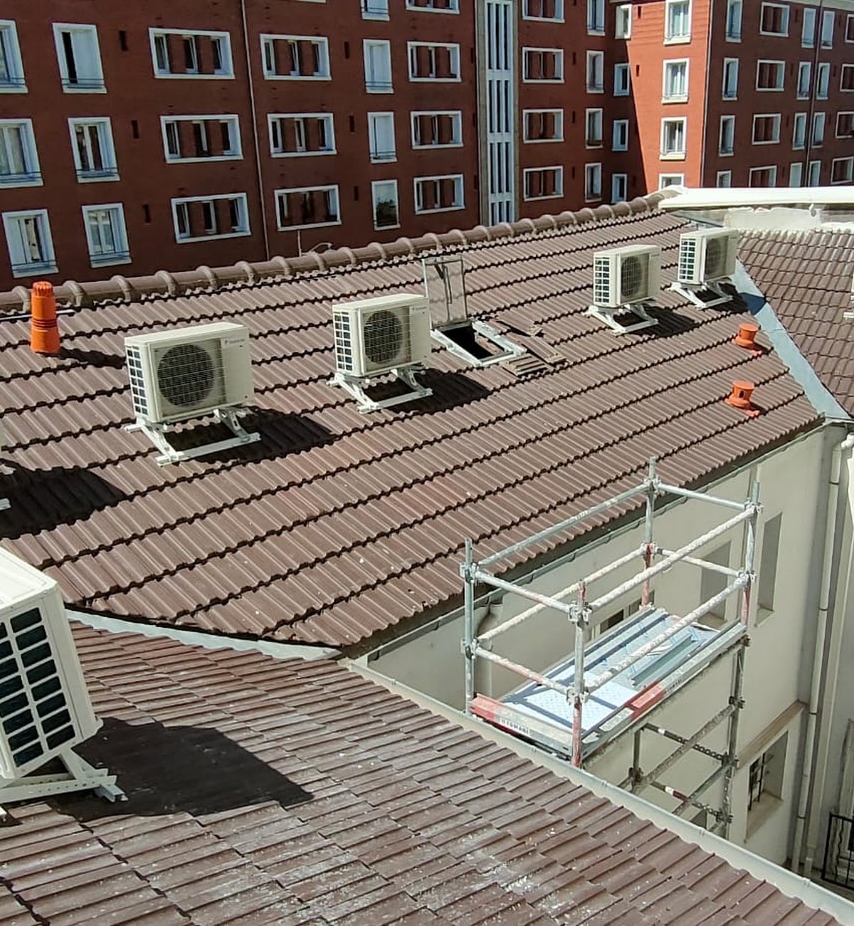 Unités extérieures de climatisation sur un bâtiment professionnel
