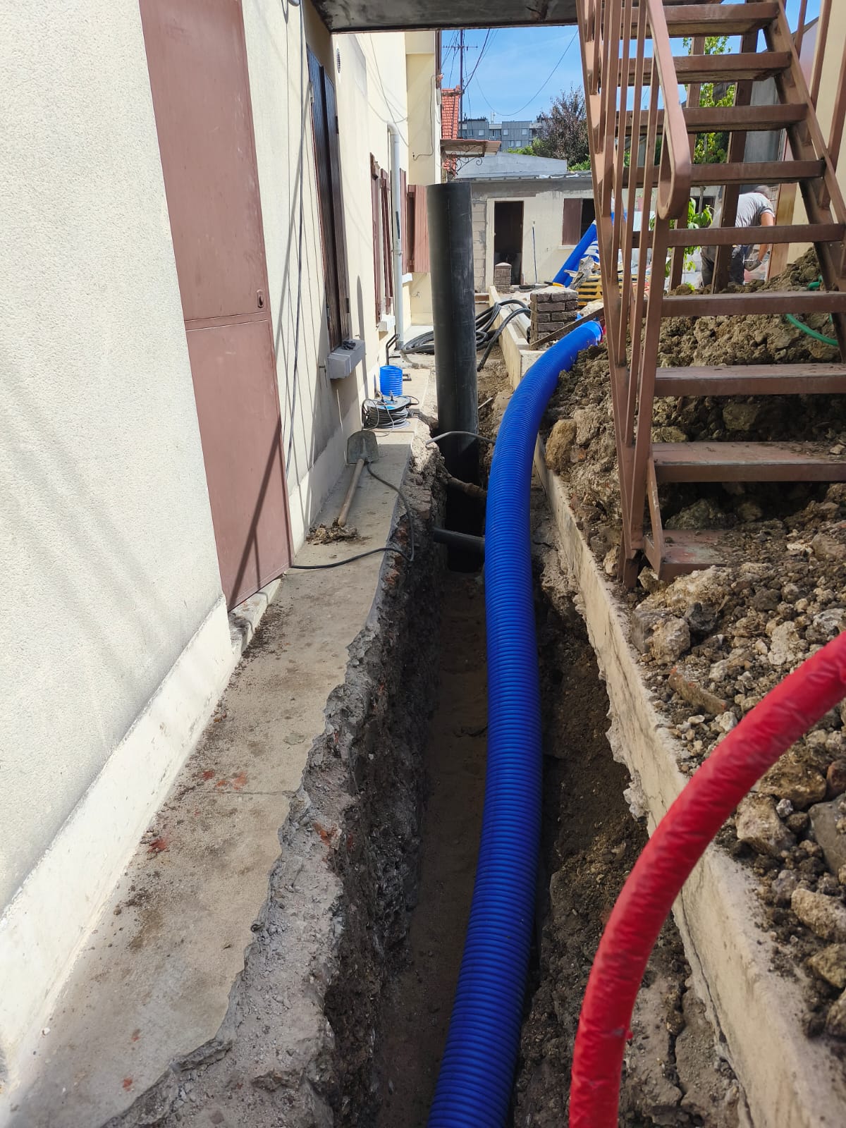 Réseaux techniques en cours d’installation sur un chantier