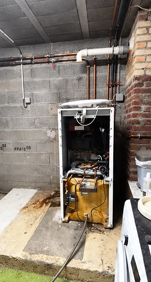 Étape 2 : démontage de la chaudière gaz Viessmann par les techniciens Power Innovation à Villebon-sur-Yvette